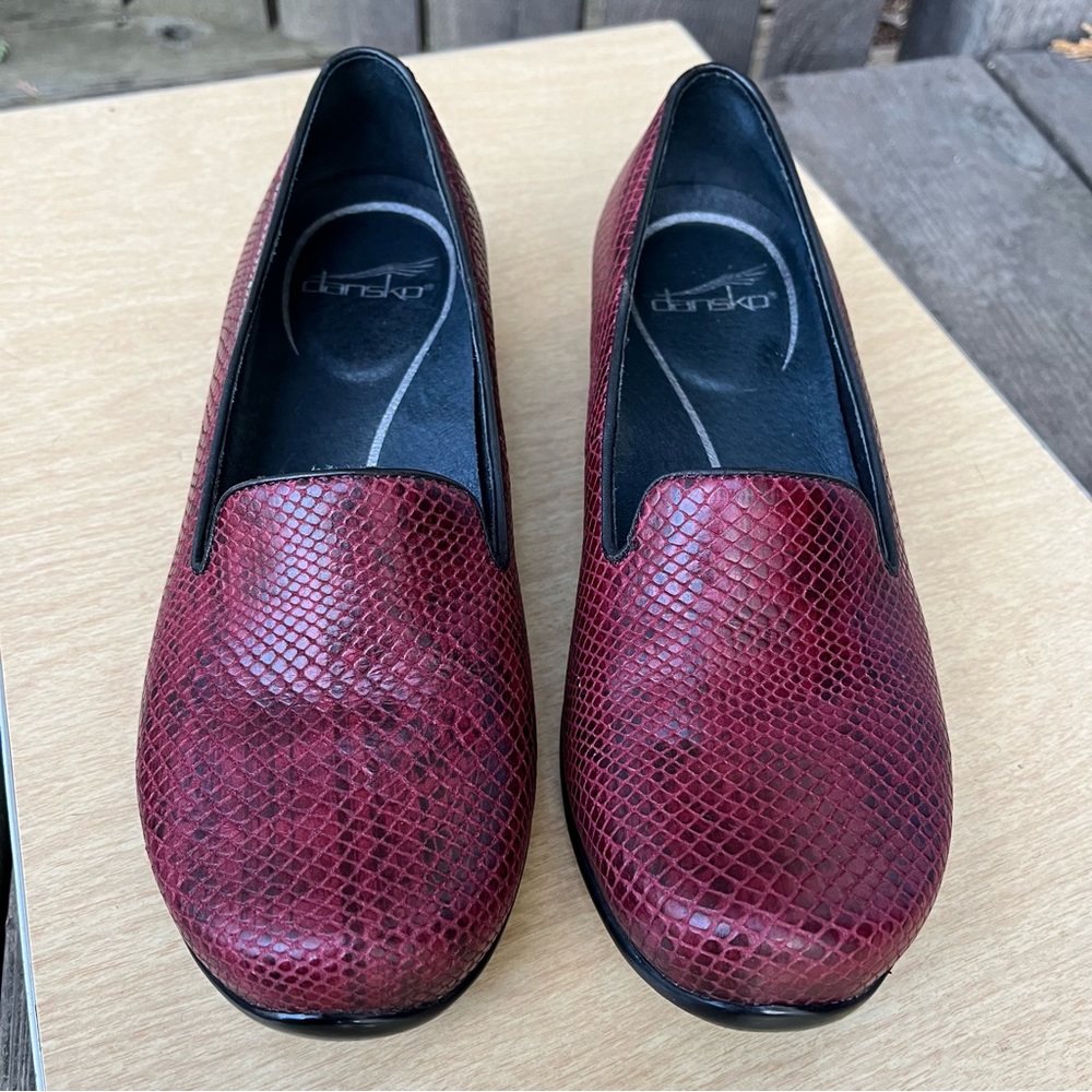 Dansko Olivia Burgundy Snakeskin Pattern Slip On Loafer Shoes Sz 36 EU/5.5-6 US